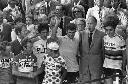 French President Valéry Giscard d’Estaing congratulates the 1975 winner, Bernard Thévenet, while the great Eddy Merckx (far right) looks on.