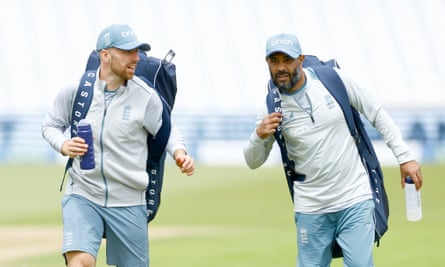 Jack Leach d'Angleterre avec l'entraîneur de spin Jeetan Patel