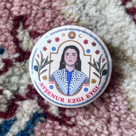 A pin bearing the face of Aysenur Ezgi Eygi.