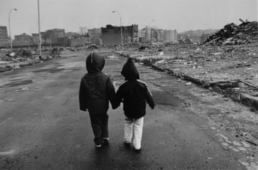 Children of the Roman Kings from Hunts Point circa 1978Through her neighbor at the Chelsea Hotel, Martine Barrat meets Pearl, leader of the Roman Kings in the South Bronx. Intrigued by the neighborhood, which its residents call “Korea” in reference to the Korean War, she goes to the meeting he arranged at Freeman Station, equipped with her video gear. Barrat discovers a neighborhood plunged into chaos and desolation, abandoned by the public authorities. Its residents seem trapped in an open-air wasteland, just a few blocks from Manhattan.