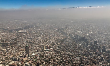 Aerial view of urban sprawl and smog November 6, 2013 in Mexico City, Mexico<br>DHHXBF Aerial view of urban sprawl and smog November 6, 2013 in Mexico City, Mexico