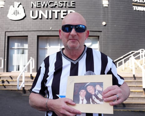 O torcedor do Newcastle, Malcolm Shiels, tira uma foto sua com Kevin Keegan do lado de fora do St James 'Park.