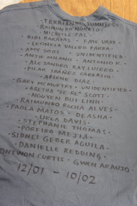 تي شرت خاكستري با نام دست نوشته