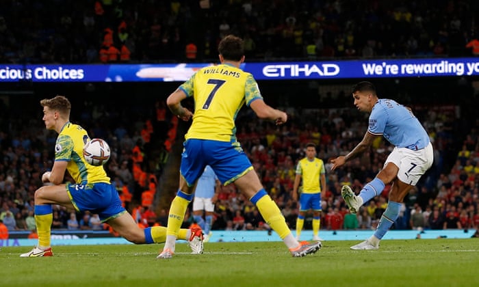 Joao Cancelo de Manchester City marque son quatrième but.