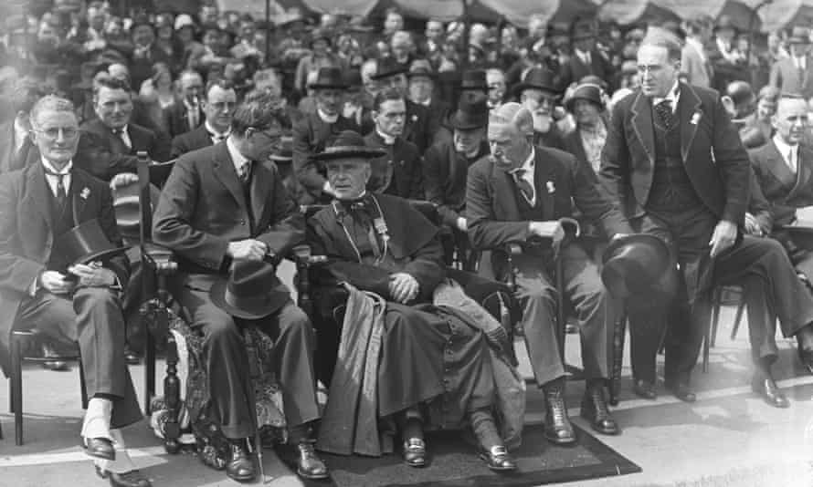 Le président Eamon de Valera, le cardinal McCrory et JJ Keane, directeur de l'événement, lors de l'ouverture des Jeux Tailteann de 1932.