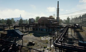 Dans les champs de bataille de PlayerUnknown, les principales agglomérations sont soigneusement espacées, ce qui incite les joueurs à continuer à avancer. Les structures hautes fournissent des repères géographiques utiles et promettent des dépouilles lointaines