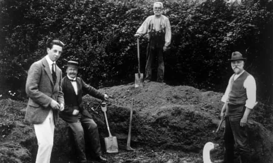Workers excavating the Piltdown site in 1912.