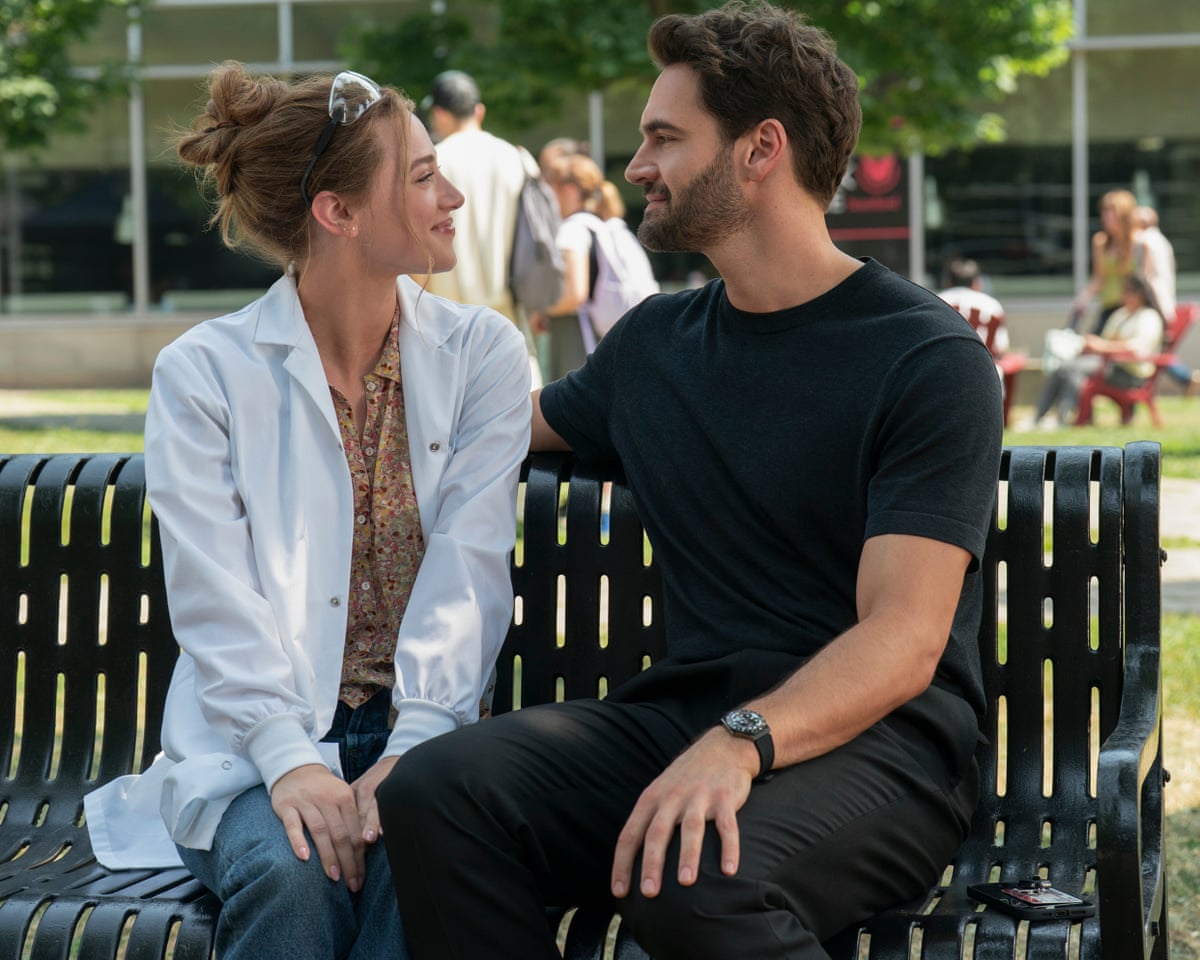 Lili Reinhart and Tom Bateman in The Love Hypothesis.