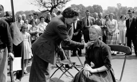 Muriel Box sur le tournage de The Passionate Stranger en 1957 avec Patricia Dainton.