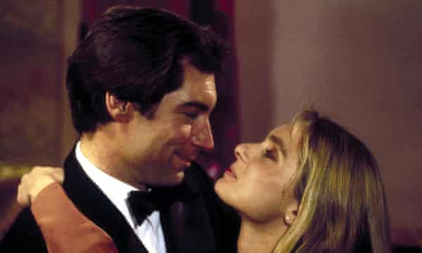 Timothy Dalton und Maryam D'Abo in The Living Daylights.