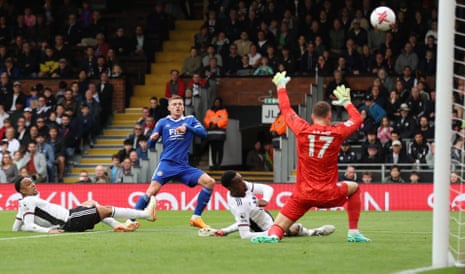 Harvey Barnes mengalahkan Leno untuk mencetak gol pertama untuk Leicester.