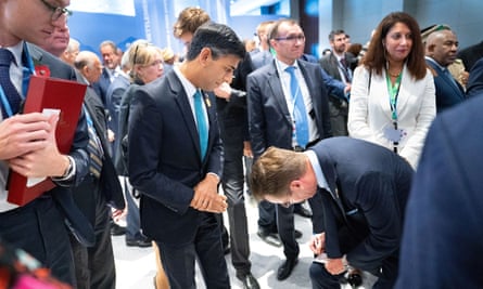 Sommet COP27 à Charm el-CheikhLe Premier ministre suédois, Ulf Kristersson, écrit ses coordonnées pour Rishi Sunak lors de la Cop27 à Charm el-Cheikh.