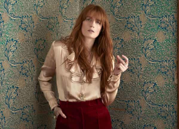 'Je friedlicher ich bin, desto mehr kann ich der Arbeit geben. Ich kann jetzt Dinge ansprechen, zu denen ich vorher nicht fähig war': Florence trägt ein Shirt von Silk and Rope Vintage, eine Hose von Vilshenko und Schmuck von Annina Vogel.