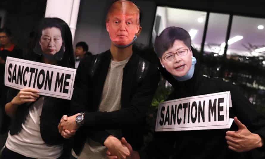 Thousands of Hong Kong citizens gathered in Central to celebrate the US human rights bill.