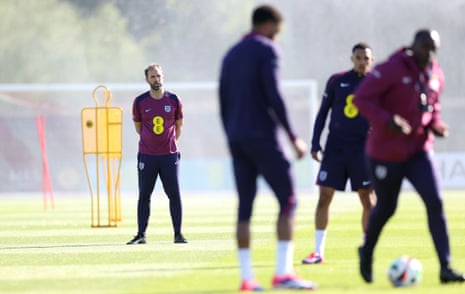 Gareth Southgate giám sát quá trình tập luyện của đội tuyển Anh tại Rockliffe Park