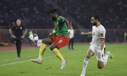 Андре Франк Замбо-Ангеза с топката срещу Египет на Купата на африканските нации през февруари 2022 г