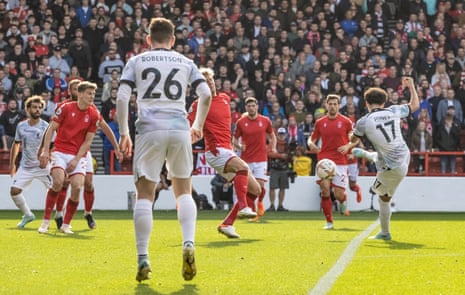 Liverpools Curtis Jones (til høyre) skyter på mål, men volleyen hans reddes av Nottingham Forest-keeper Dean Henderson.