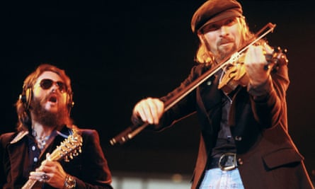 Jim Seals plays the fiddle with Dash Crofts, as Seals and Crofts, in 1977.