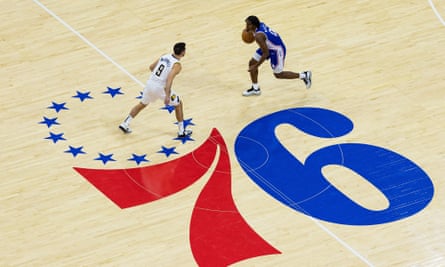 TJ McConnell viendo a Terese Maxi 76ers