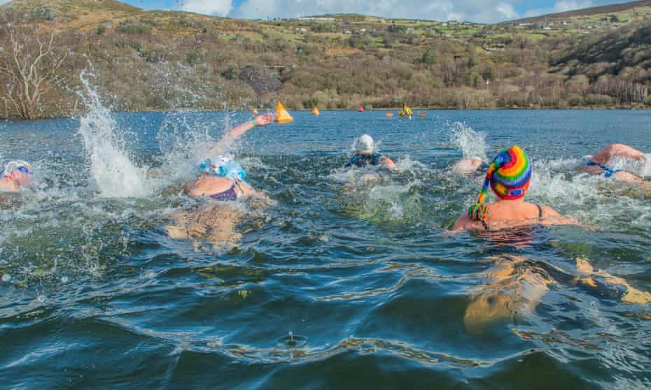 شناگران در آب برای ولز زمستانی Swim Love Swim Run ، انگلستان.