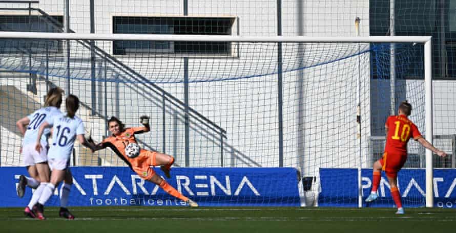 Jess Fishlock empató para Gales de un tiro penal en el tiempo de descuento en la primera mitad.