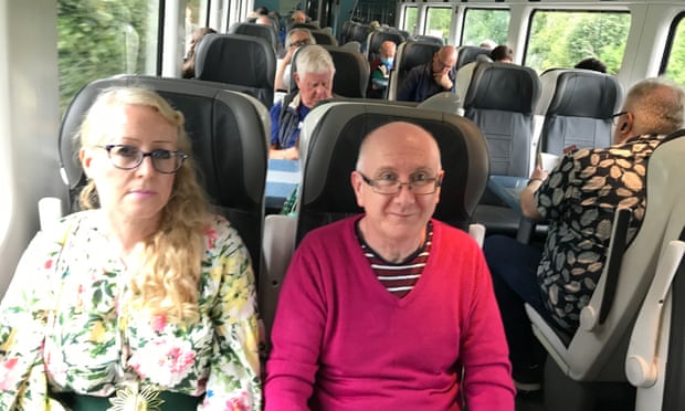 Marietta dan Tom, pasangan dari Limerick, naik kereta Dublin ke Sligo