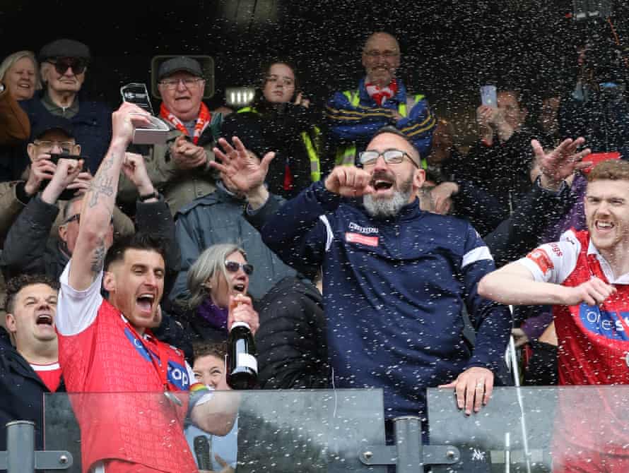 Scarborough Athletic-kaptein Michael Coulson (til venstre), manager Jono Greening (midten) og Kieran Glynn feirer opprykk til National League North etter deres 2-1-seier over Warrington Town.