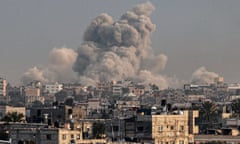 Shows smoke billowing over Khan Yunis in the southern Gaza Strip during Israeli bombardment