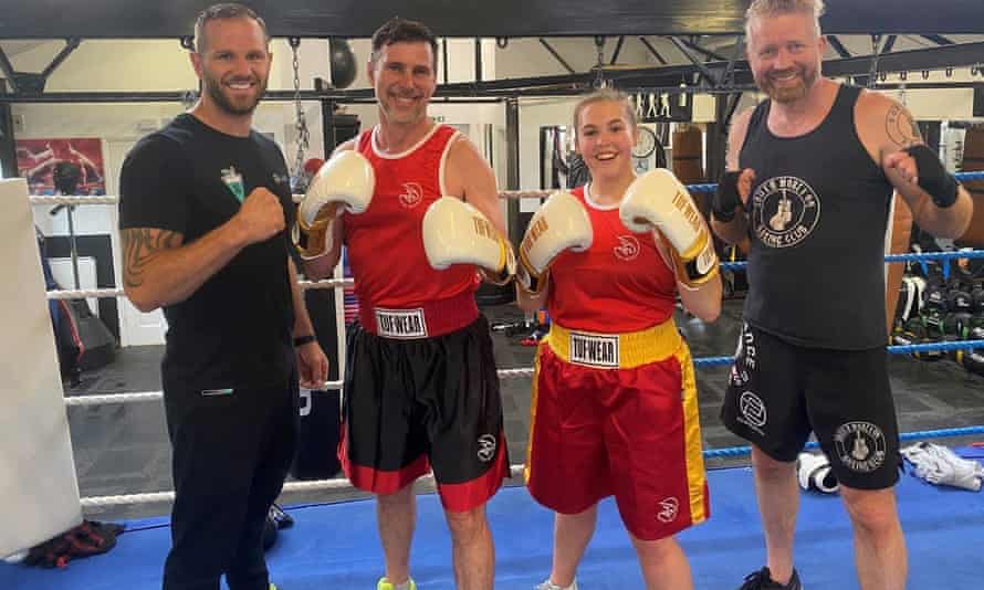 Stuart Bates dan Charlotte Nichols di atas ring, saat Bates dikalahkan oleh petinju semi-profesional