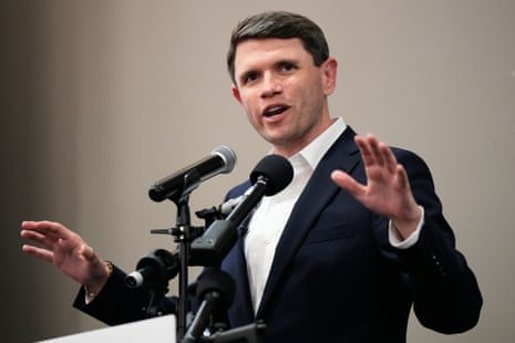 Джеймс Таларіко виступає на політичній подія