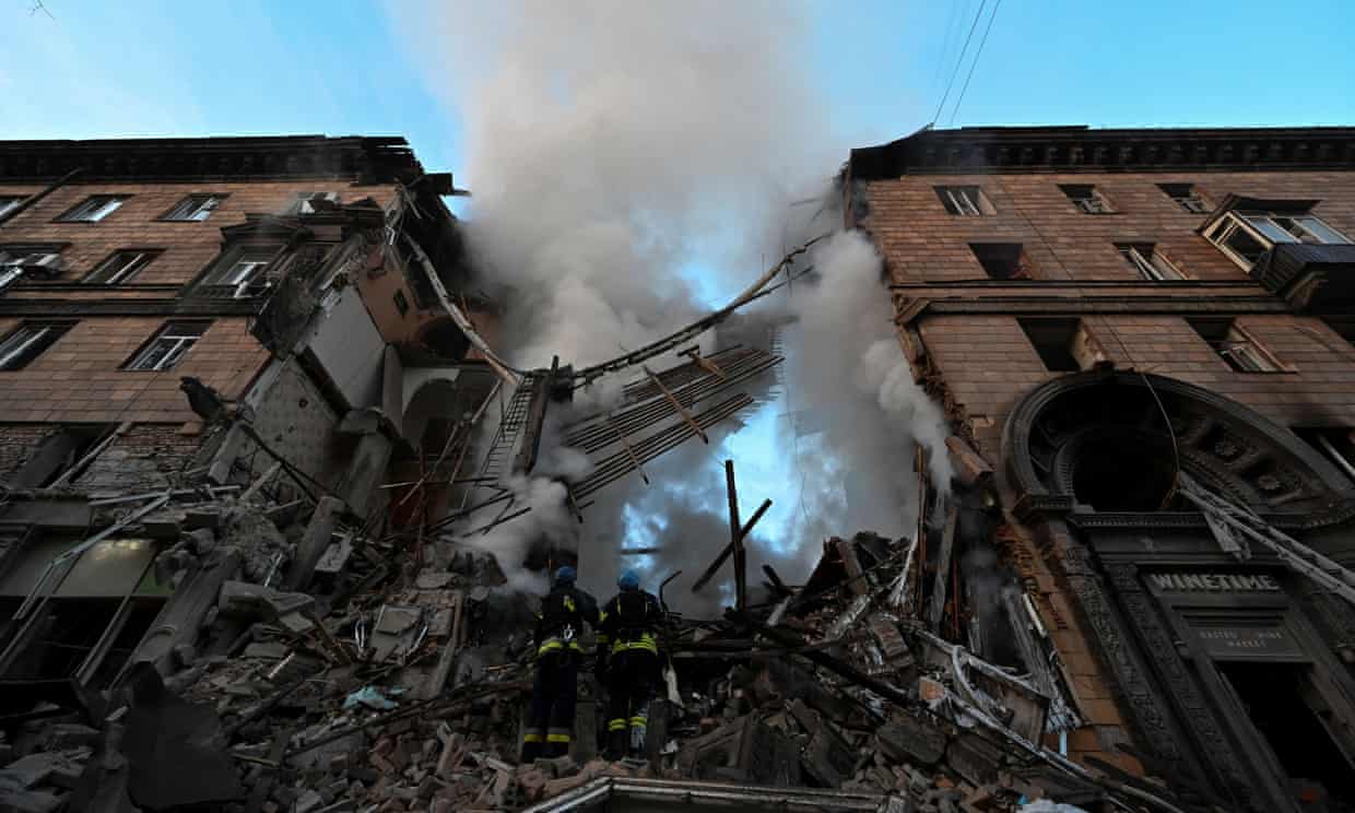 Russia hits southern Ukrainian city of Zaporizhzhia with seven rockets, flattening apartment building (theguardian.com)