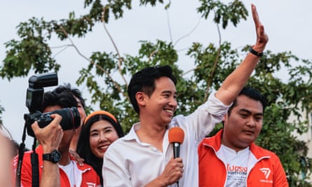 پیتا لیمجارونرات، کاندیدای نخست وزیری و رهبر حزب حرکت رو به جلو به هواداران خود در بانکوک سلام می کند.