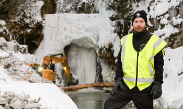 machinery and worker at dam removal site