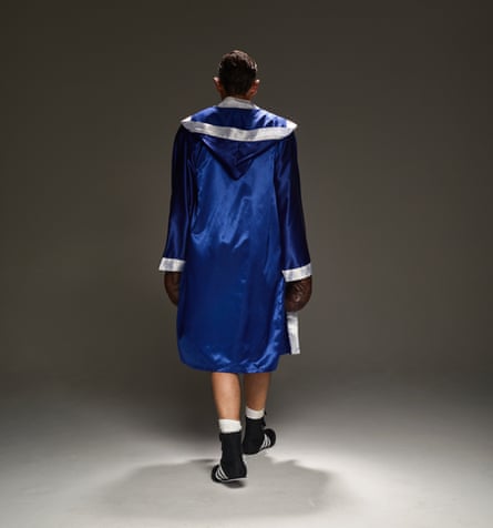 Louis Theroux wearing boxing clothes, seen from behind