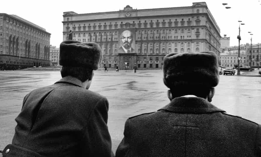 A picture taken in 1990 shows Soviet police officers standing in front of the KGB building in Moscow, which is now the headquarters of the FSB.