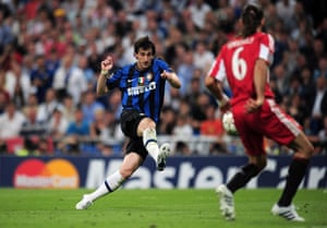 Diego Milito scores his second goal in the Champions League final.