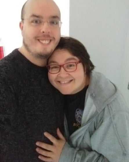 Adelina dan Alan sebulan setelah mereka pertama kali bertemu, dan hari dimana dia mulai merasa sakit.