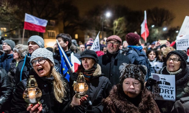 Anti-government protesters outside the Warsaw home of Jarosław Kaczyński, leader of Poland’s ruling Law and Justice (PiS) party in December.
