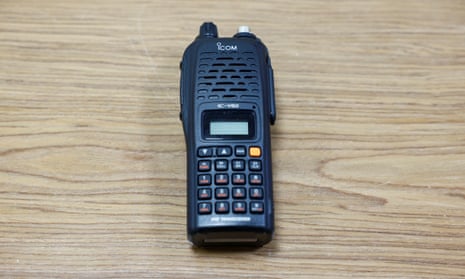 Uma vista do dispositivo modelo IC-V82 do fabricante japonês de equipamentos de rádio Icom Inc em sua sede em Osaka.