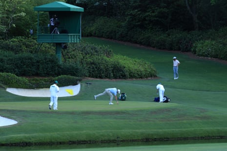 12वें पर बर्डी के बाद मैकिलॉय ने अपनी गेंद वापस ले ली।