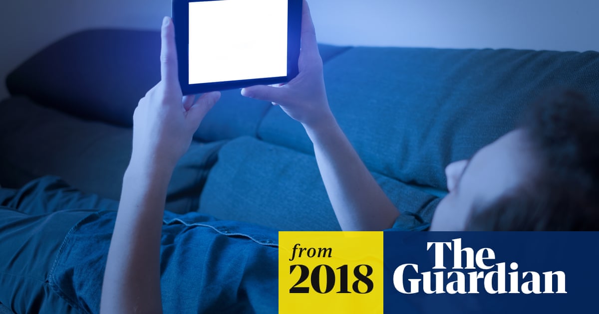 Blue light from phone screens accelerates blindness, study finds