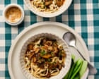 Alison Roman: pasta al scalogno, noodles al brodo di aceto e ragù di agnello in 30 minuti