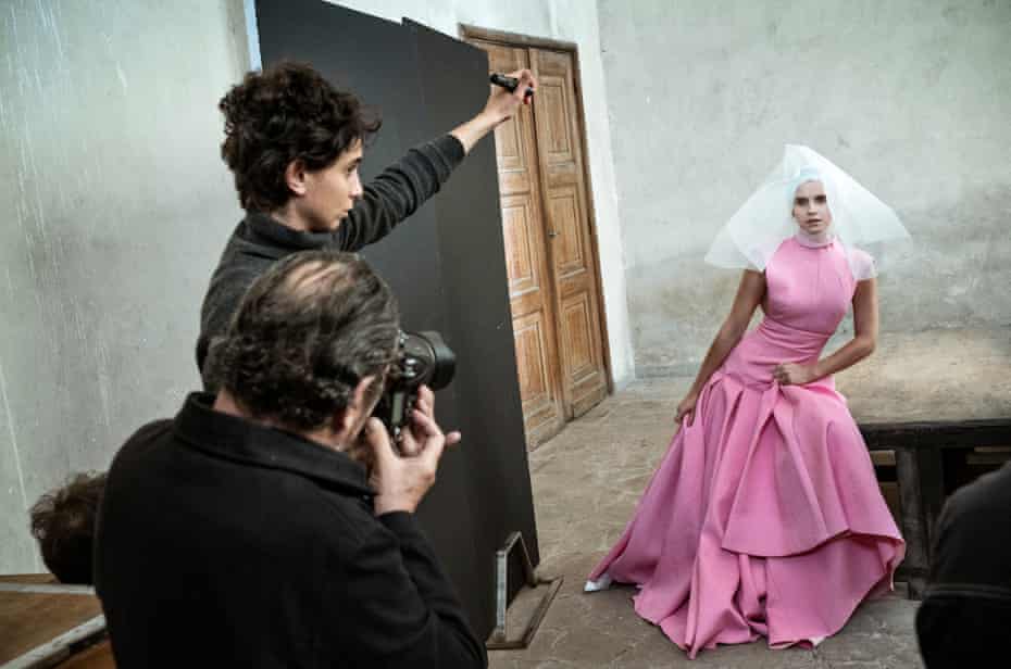 Emma Watson And Claire Foy Star As Juliet In Pirelli S 2020 Calendar Photography The Guardian calendario pireli 2021