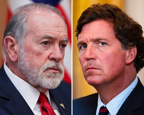 Tucker Carlson e Mike Huckabee durante la loro intervista aeroportuale conflittuale