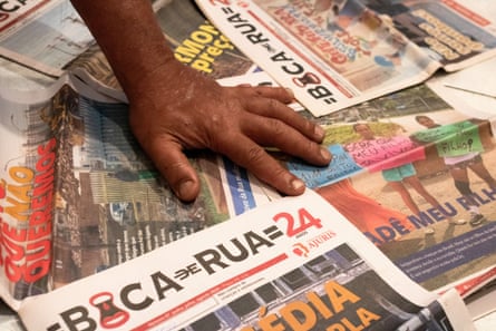 Copies of Boca de Rua with someone’s hand in the picture.