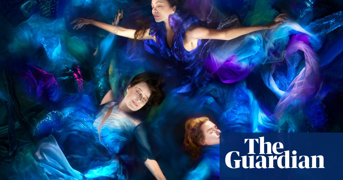 Kate Winslet, Sigourney Weaver and Zoe Saldana do underwater photoshoot for ocean conservation charity | Oceans