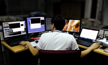 Se você pode configurar um escritório em casa em uma sala em desuso, é muito mais fácil obter uma configuração adequada ao seu trabalho, seja um laptop ergonomicamente organizado em um riser ou um centro de comando e controle com várias telas.