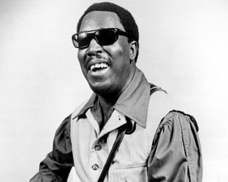 Clarence Carter performans sergiliyor 1970'lerde mikrofonla sahneye çıktı