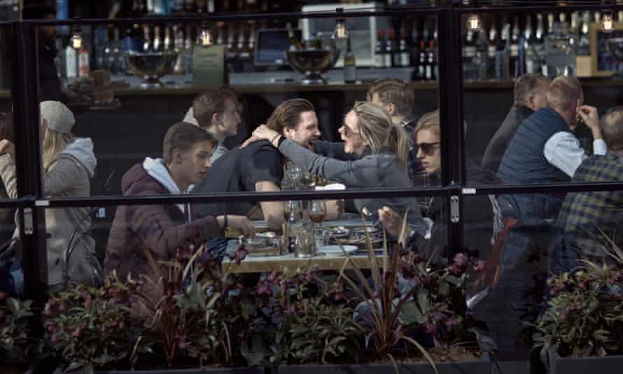 La gente almuerza en un restaurante en Estocolmo en abril