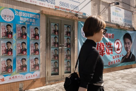 امرأة تمر أمام مواد ترويجية